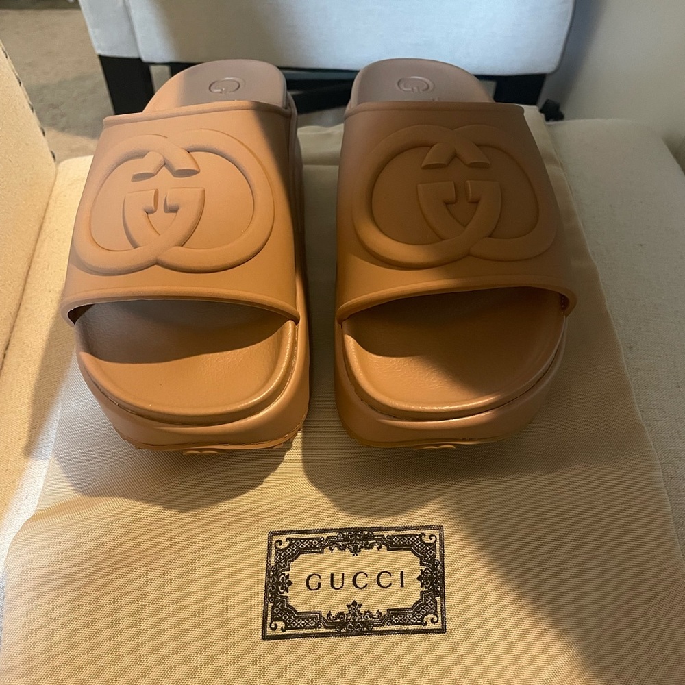 WOMEN'S INTERLOCKING  SLIDE SANDAL